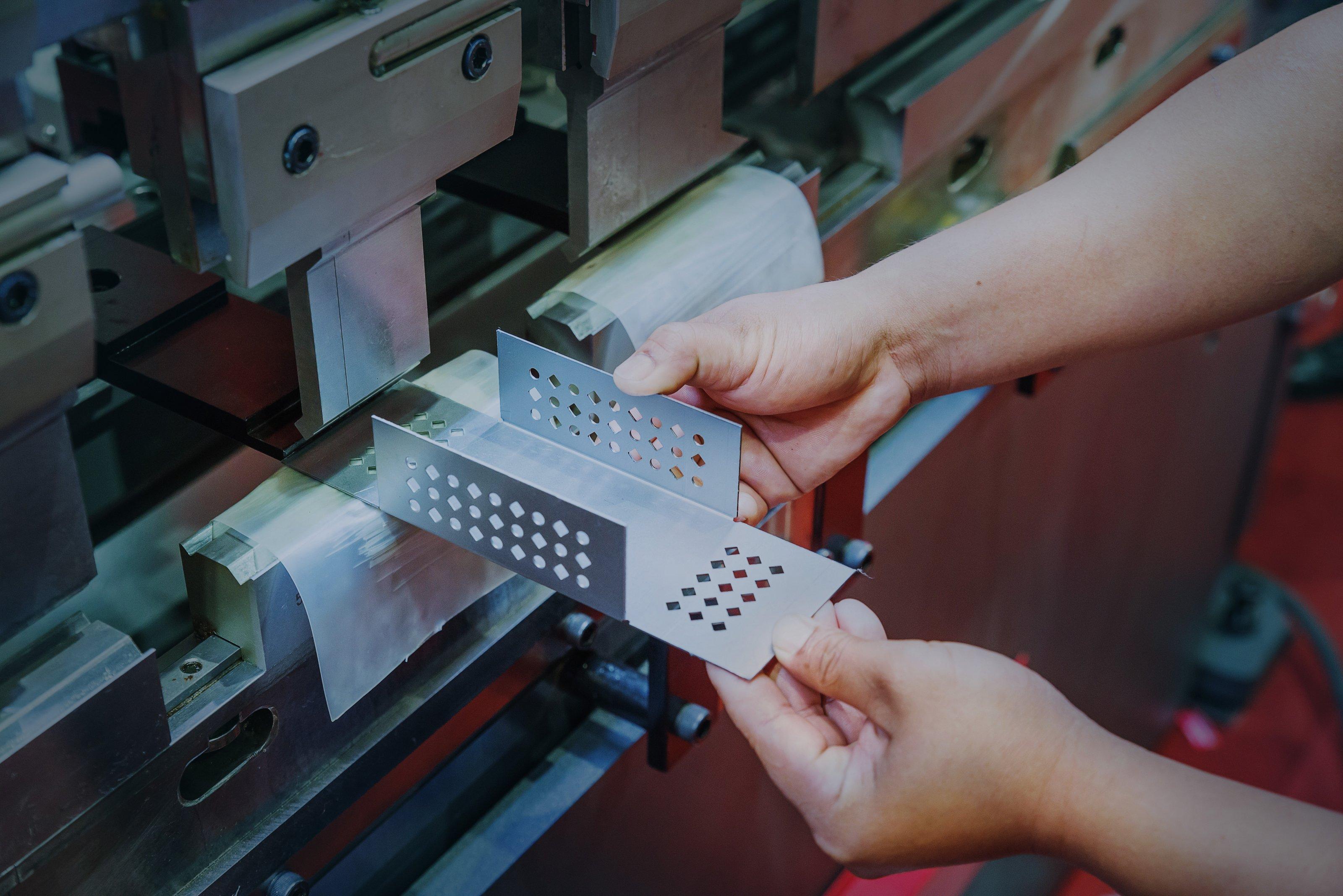 Assembly line with defined work instructions