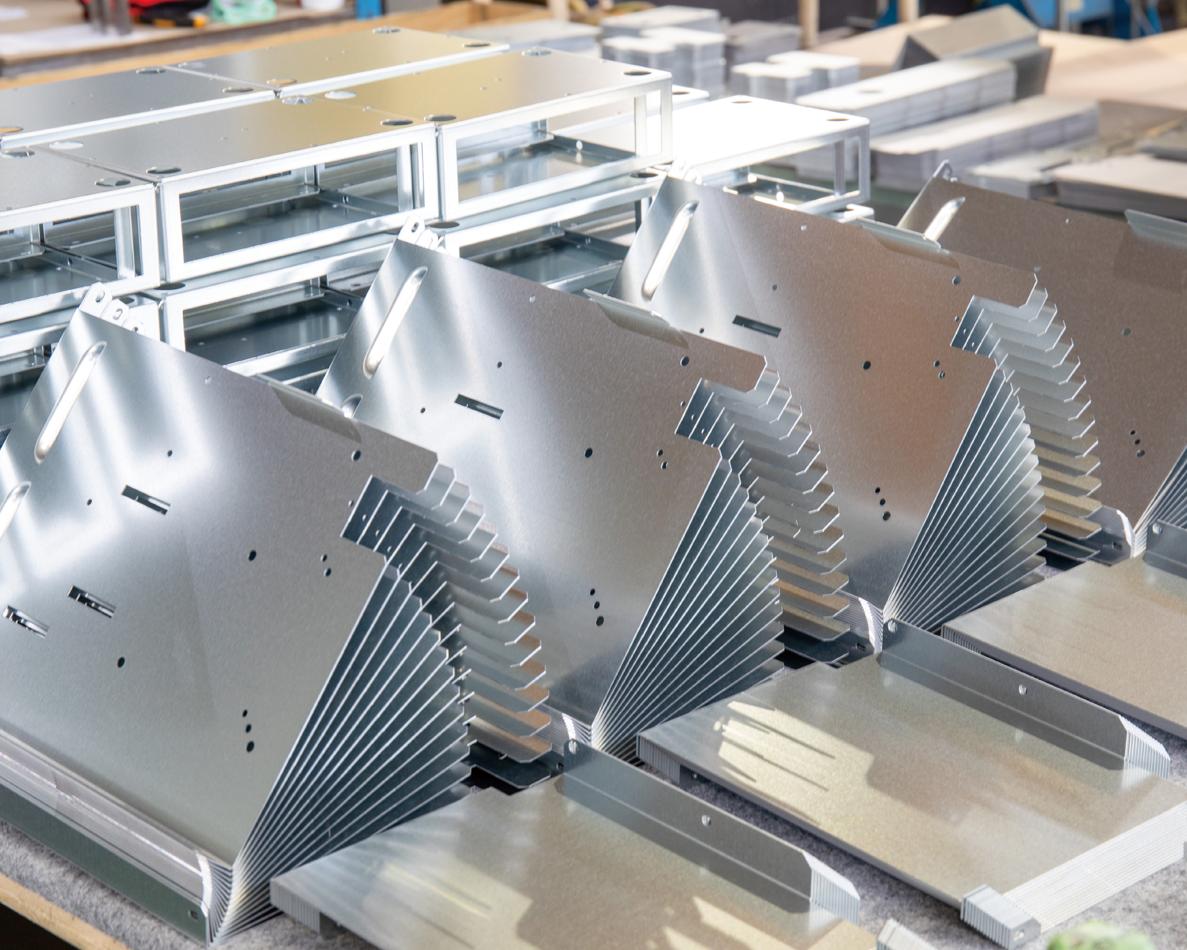 Extruded aluminum profiles and heat sinks with a consistent cross-section